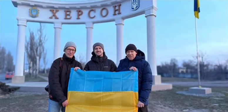 Press crew at the Kherson city arch